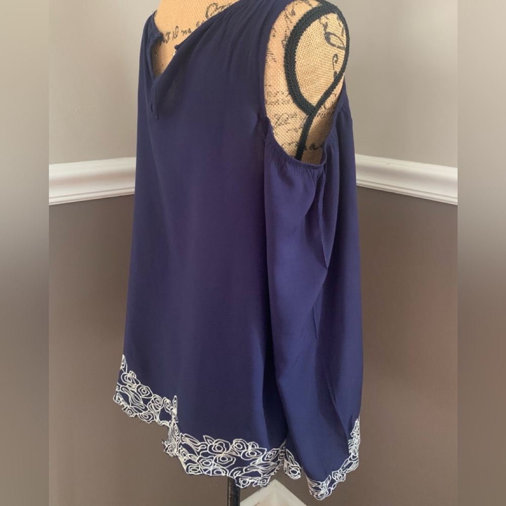 CHARLOTTE RUSSE deep navy blue 100% rayon cold shoulder blouse size Sm. LNWOT